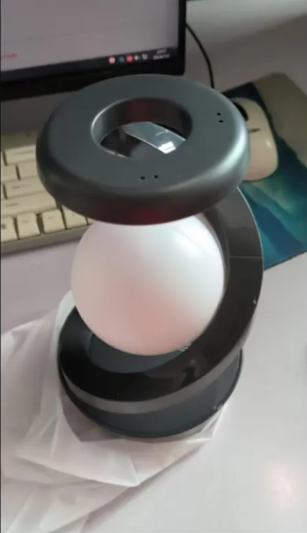 Rotierende Mond-Schreibtischlampe mit kabelloser Ladestation